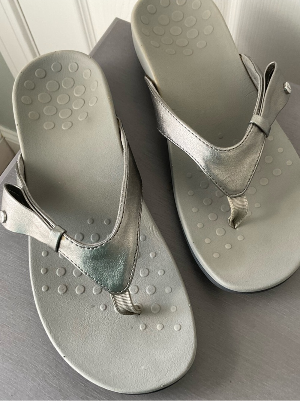 Vionic Silver Gray Bow Design Flip Flops Sandals